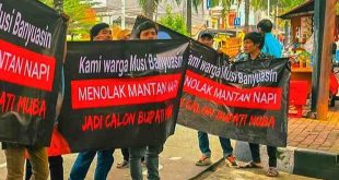 Sejumlah warga asal Muba melakukan aksi di depan DPP Gerindra, Jakarta, menuntut komitman Prabowo tak mencalonkan kepala daerah dari mantan koruptor, Rabu (10/7/2024). Foto: IST/Dok FMPB)