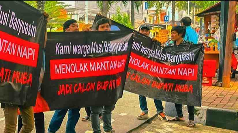 Sejumlah warga asal Muba melakukan aksi di depan DPP Gerindra, Jakarta, menuntut komitman Prabowo tak mencalonkan kepala daerah dari mantan koruptor, Rabu (10/7/2024). Foto: IST/Dok FMPB)