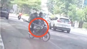 Dua pelaku pencurian rambu lalin di Kambang Iwak Palembang yang viral di medsos. Foto: screenshot medsos.