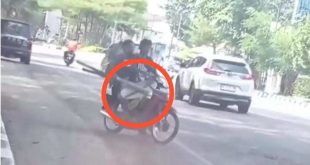 Dua pelaku pencurian rambu lalin di Kambang Iwak Palembang yang viral di medsos. Foto: screenshot medsos.