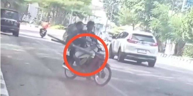 Dua pelaku pencurian rambu lalin di Kambang Iwak Palembang yang viral di medsos. Foto: screenshot medsos.