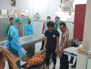 Petuga mengevakuasi jasad Yundi yang ditemukan tewas di kamar mandi kosannya, Jumat (12/7/2024). Foto: Sumselheadline/Ela.
