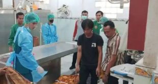 Petuga mengevakuasi jasad Yundi yang ditemukan tewas di kamar mandi kosannya, Jumat (12/7/2024). Foto: Sumselheadline/Ela.