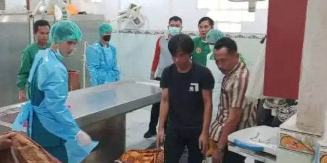Petuga mengevakuasi jasad Yundi yang ditemukan tewas di kamar mandi kosannya, Jumat (12/7/2024). Foto: Sumselheadline/Ela.