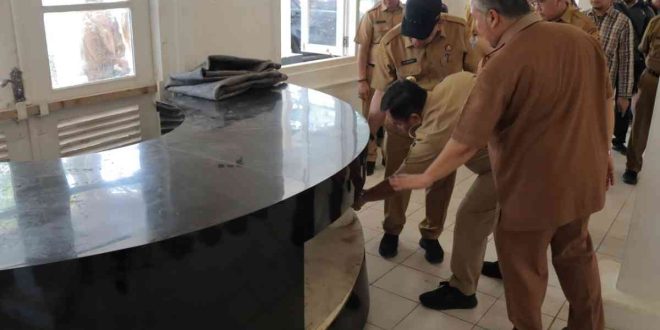 Pj Walikota Palembang, A Damenta saat mengunjungi Gedung Kuto Besak Theater Restaurant (KBTR), Selasa (30/7/2024). Foto: Kominfo Palembang.