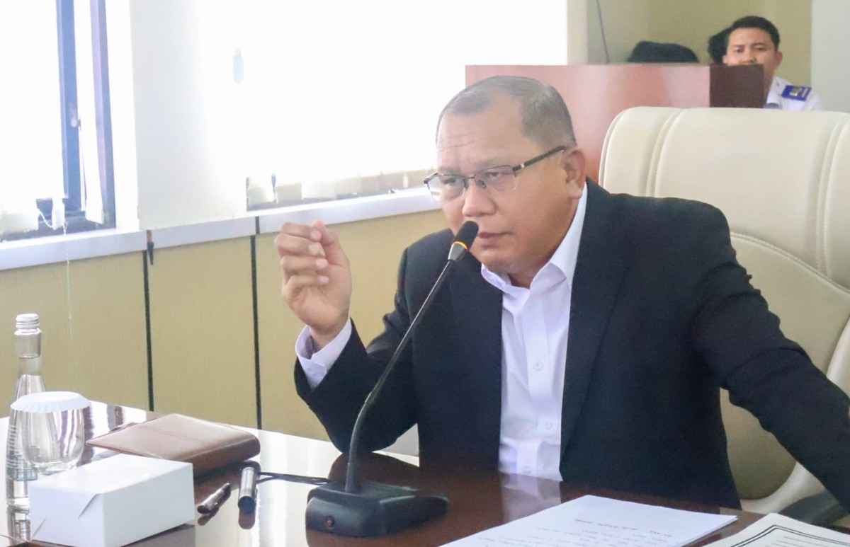 Kepala Dinas Perhubungan Musni Wijaya SSos MSi memimpin rapat tentang ditabraknya jembatan Lalan oleh kapal pengangkut tanah, Rabu (31/7/2024). Foto: Kominfo Muba.
