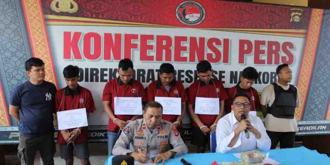 Wadir Ditres Narkoba Polda Sumsel, AKBP Harissandi SIK saat merilis kasus penangkapan kurir sabu asal Aceh, Kamis (25/7/2024). Foto: Sumselheadline/Ela.