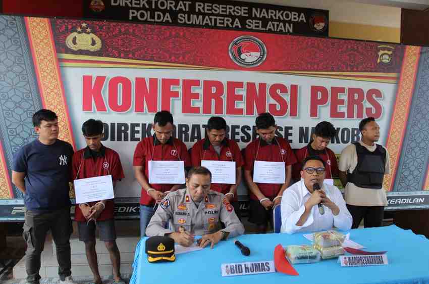 Wadir Ditres Narkoba Polda Sumsel, AKBP Harissandi SIK saat merilis kasus penangkapan kurir sabu asal Aceh, Kamis (25/7/2024). Foto: Sumselheadline/Ela.