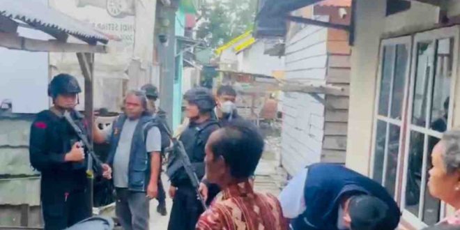 Tim gabungan Polda dan Polrestabes Palembang mengerebek kawasan 36 Ilir yang diduga menjadi pusat peredaran narkoba, Rabu (24/7/2024). Foto: Dok Polda Sumsel.