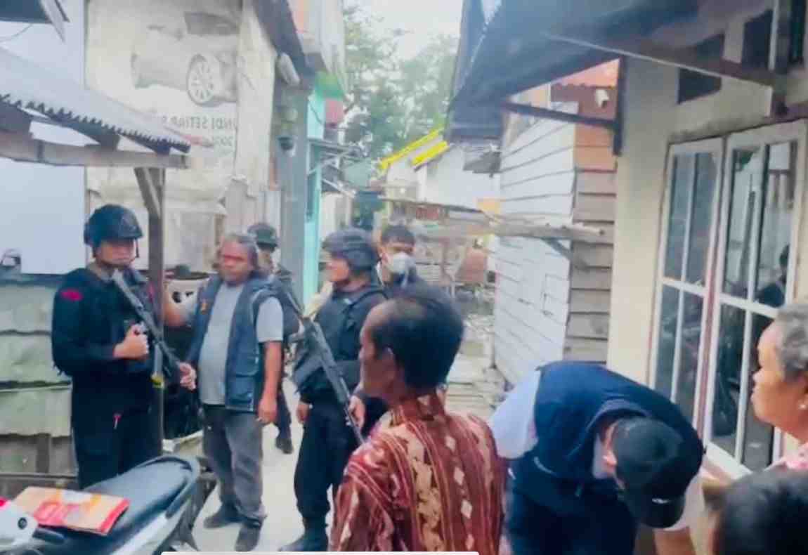 Tim gabungan Polda dan Polrestabes Palembang mengerebek kawasan 36 Ilir yang diduga menjadi pusat peredaran narkoba, Rabu (24/7/2024). Foto: Dok Polda Sumsel.