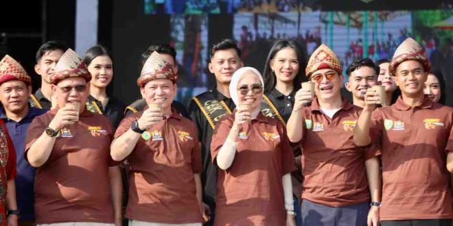 Penjabat Gubernur Sumsel, Elen Setiadi bersama sejumlah pejabat Sumsel lainnya, menghadiri lanching ngopi bareng di plaza Benteng Kuto Besak (BKB) Palembang, Sabtu (13/7/2024). Foto: Humas Pemprov Sumsel.