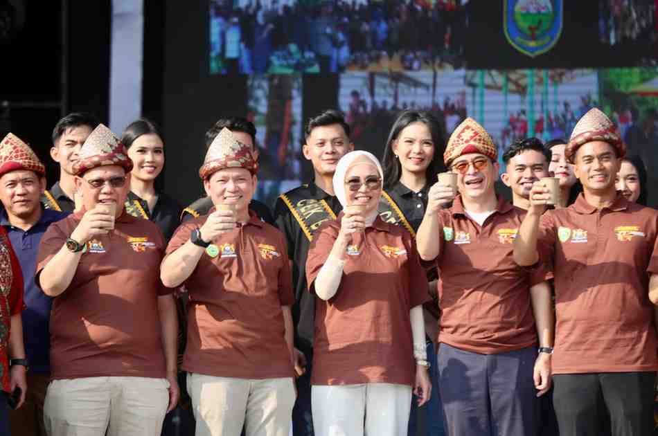 Penjabat Gubernur Sumsel, Elen Setiadi bersama sejumlah pejabat Sumsel lainnya, menghadiri lanching ngopi bareng di plaza Benteng Kuto Besak (BKB) Palembang, Sabtu (13/7/2024). Foto: Humas Pemprov Sumsel.