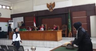 Derita Kurniawati, oknum notaris saat menjalni sidang di PN Tipikor Palembang, Senin (8/7/2024). Foto: Sumselheadline/Ela.