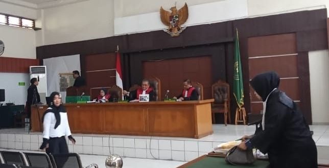 Derita Kurniawati, oknum notaris saat menjalni sidang di PN Tipikor Palembang, Senin (8/7/2024). Foto: Sumselheadline/Ela.