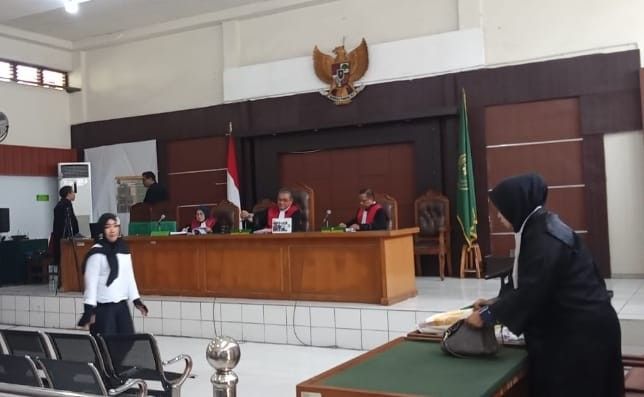 Derita Kurniawati, oknum notaris saat menjalni sidang di PN Tipikor Palembang, Senin (8/7/2024). Foto: Sumselheadline/Ela.