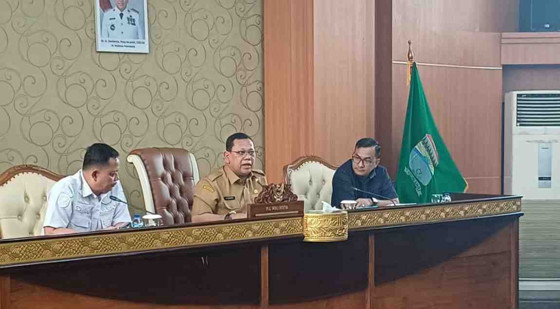 Pj Walikota Palembang, Ucok A Damenta menerima perwakilan pedagang Pasar 16 Ilir, Senin (22/7/2024). Foto: Sumselheadline/Pitria.