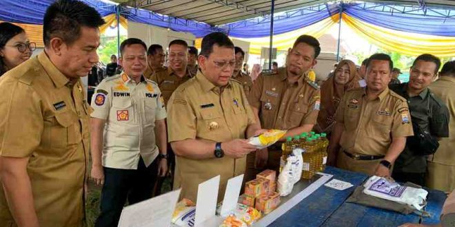 Penjabat Walikota Palembang, Ucok Abdulrauf Damenta, usai meninjau Pasar Murah di Kecamatan Sukarame, Selasa (2/7/2024). Foto: Sumselheadline/Pitria.