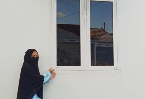 Seoang pengurus asrama putri menunjukkan lokasi tempat pencuri diduga masuk asrama, Senin (8/7/2024). Foto: Sumselheadline/Ela.
