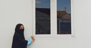 Seoang pengurus asrama putri menunjukkan lokasi tempat pencuri diduga masuk asrama, Senin (8/7/2024). Foto: Sumselheadline/Ela.