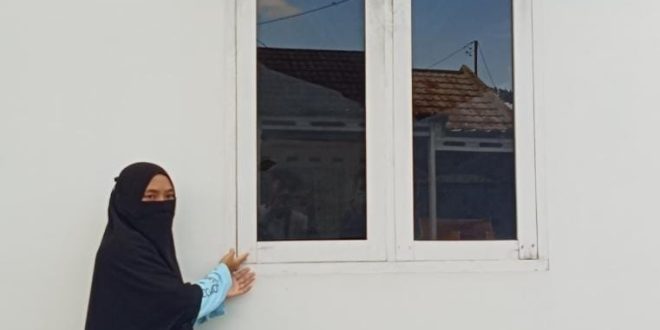 Seoang pengurus asrama putri menunjukkan lokasi tempat pencuri diduga masuk asrama, Senin (8/7/2024). Foto: Sumselheadline/Ela.