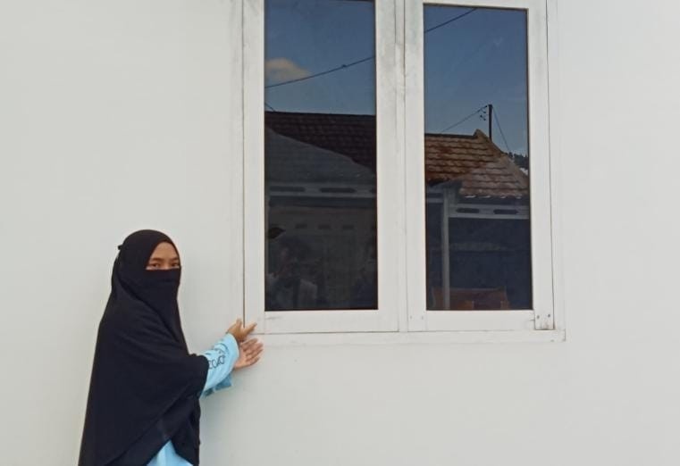 Seoang pengurus asrama putri menunjukkan lokasi tempat pencuri diduga masuk asrama, Senin (8/7/2024). Foto: Sumselheadline/Ela.