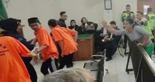Keluarga korban mengamuk dan melempar para terdakwa dengan tas di sidang PN Palembang, Selasa (30/7/2024). Foto: Sumselheadline/Ela.