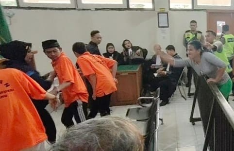 Keluarga korban mengamuk dan melempar para terdakwa dengan tas di sidang PN Palembang, Selasa (30/7/2024). Foto: Sumselheadline/Ela.