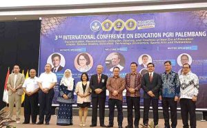 Para pejabat PGRI dan pembicara saat pembukaan 3rd International Conference on Education PGRI Palembang di Wyindam Hotel, Rabu (10/7/2024).) Foto: Sumselheadline/Pitria.