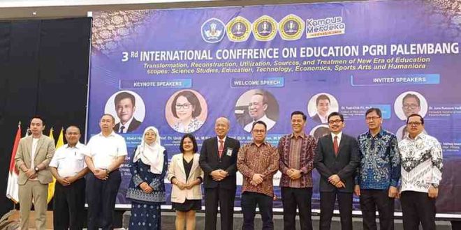 Para pejabat PGRI dan pembicara saat pembukaan 3rd International Conference on Education PGRI Palembang di Wyindam Hotel, Rabu (10/7/2024).) Foto: Sumselheadline/Pitria.