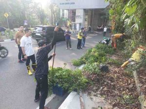 Menjalnkan program Mumat bersih, Sekda Palembang Ratu Dewa memimpin pembersihan rumput liar di sepanjang pinggi Jl Angkatan 45, Jumat (19/7/2024). Foto: Sumselheadline/Pitria.
