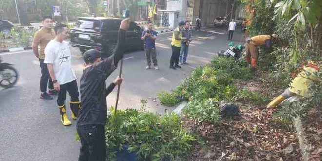 Menjalnkan program Mumat bersih, Sekda Palembang Ratu Dewa memimpin pembersihan rumput liar di sepanjang pinggi Jl Angkatan 45, Jumat (19/7/2024). Foto: Sumselheadline/Pitria.