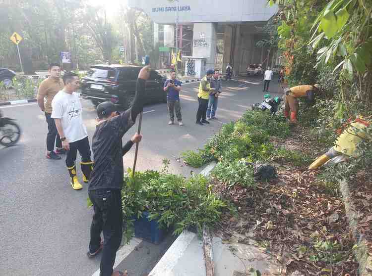 Menjalnkan program Mumat bersih, Sekda Palembang Ratu Dewa memimpin pembersihan rumput liar di sepanjang pinggi Jl Angkatan 45, Jumat (19/7/2024). Foto: Sumselheadline/Pitria.