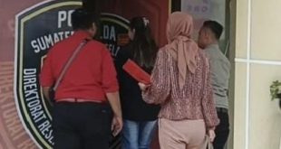 Ririn, mantan admin perusahaan agen karpet di Palembang, ditahan polisi karena gelapkan uang Rp 1,3 miliar, Rabu (31/7/2024). Foto: Sumselheadline/Ela.