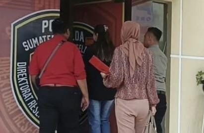 Ririn, mantan admin perusahaan agen karpet di Palembang, ditahan polisi karena gelapkan uang Rp 1,3 miliar, Rabu (31/7/2024). Foto: Sumselheadline/Ela.