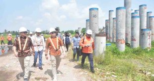 Penjabat (Pj) Gubernur Sumsel, Elen Setiadi didampingi Direktur PT. Kereta Api Indonesia (KAI) Rudi Ass Aturridha, melakukan peninjauan pembangunan Proyek Strategis Nasional Kereta Api Logistik Lahat-Kertapati, bertempat di Keramasan, Kecamatan Kertapati. Foto: Humas Pemprov Sumsel.