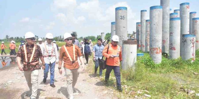 Penjabat (Pj) Gubernur Sumsel, Elen Setiadi didampingi Direktur PT. Kereta Api Indonesia (KAI) Rudi Ass Aturridha, melakukan peninjauan pembangunan Proyek Strategis Nasional Kereta Api Logistik Lahat-Kertapati, bertempat di Keramasan, Kecamatan Kertapati. Foto: Humas Pemprov Sumsel.