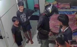 Aksi perampokan dengan modus berteduh yang terekam CCTV. Foto: screenshot CCTV.