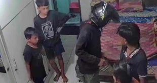 Aksi perampokan dengan modus berteduh yang terekam CCTV. Foto: screenshot CCTV.