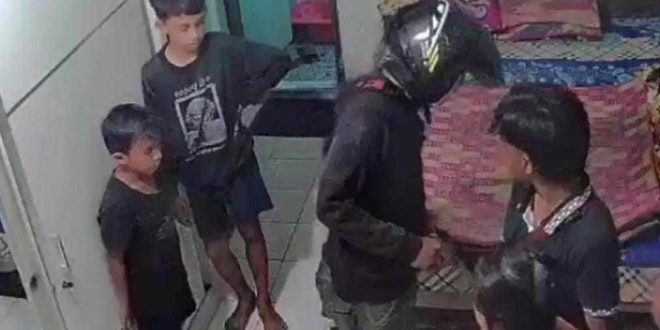 Aksi perampokan dengan modus berteduh yang terekam CCTV. Foto: screenshot CCTV.