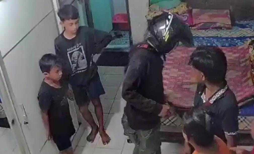 Aksi perampokan dengan modus berteduh yang terekam CCTV. Foto: screenshot CCTV.