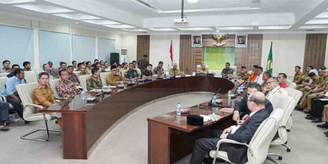 Pj Bupati Muba, Sandi Fahlepi memimpin Rakor penanggulangan Karhutlah, Senin (1/7/2024). Foto: Kominfo Muba.