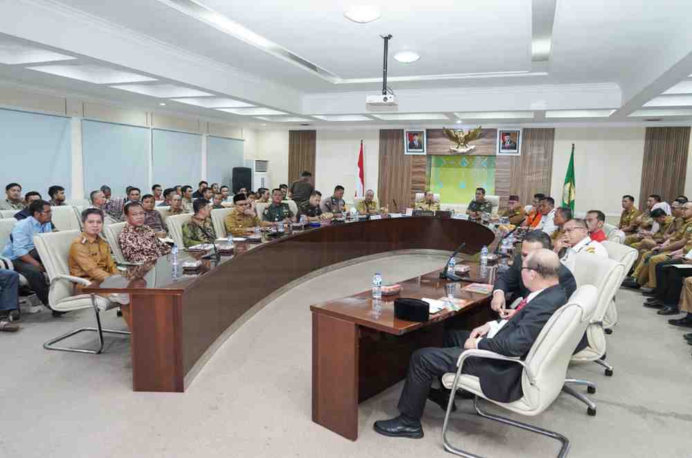 Pj Bupati Muba, Sandi Fahlepi memimpin Rakor penanggulangan Karhutlah, Senin (1/7/2024). Foto: Kominfo Muba.