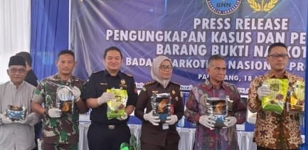 Kepala BNNP Sumsel, Brigjen Pol Tri Julianto Djatiutomo saat press release, Kamis (18/7/2024). Foto: Sumselheadline/Ela.