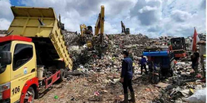 Tempat Pembuangan Sampah Akhir (TPA) sampah di Sukawinatan, Rabu (3/7/2024). Foto: Sumselheadline/Pitria.