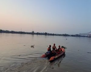 Tim Sar Palembang menyusuri sungai mencari seorang jukir yang terjun dari Jembatan Ampera, Sabtu (13/7/2024). Foto: Sumselheadline/Ela.