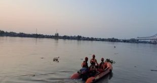 Tim Sar Palembang menyusuri sungai mencari seorang jukir yang terjun dari Jembatan Ampera, Sabtu (13/7/2024). Foto: Sumselheadline/Ela.