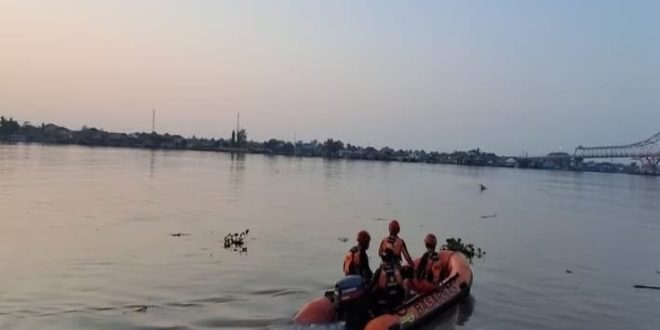 Tim Sar Palembang menyusuri sungai mencari seorang jukir yang terjun dari Jembatan Ampera, Sabtu (13/7/2024). Foto: Sumselheadline/Ela.
