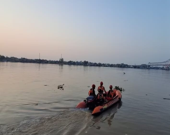 Tim Sar Palembang menyusuri sungai mencari seorang jukir yang terjun dari Jembatan Ampera, Sabtu (13/7/2024). Foto: Sumselheadline/Ela.