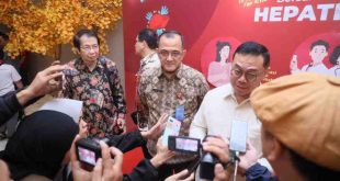 Direktur Pencegahan Penyakit Menular, dr Imran Pambudi bersama Pj Sekda Sumsel. Edward Candra hadiri peringatan Hari Hepatitis Sedunia, Rabu (31/7/2024). Foto: Humas Pemprov Sumsel.