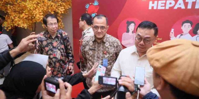 Direktur Pencegahan Penyakit Menular, dr Imran Pambudi bersama Pj Sekda Sumsel. Edward Candra hadiri peringatan Hari Hepatitis Sedunia, Rabu (31/7/2024). Foto: Humas Pemprov Sumsel.
